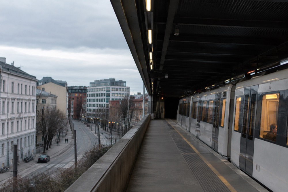 Metro platform display with Norwegian and English text in an Oslo station
