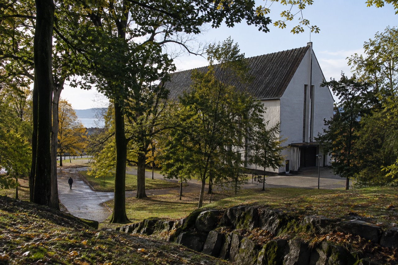The closed Viking museum building on the Bygdøy peninsula behind trees on a quiet morning