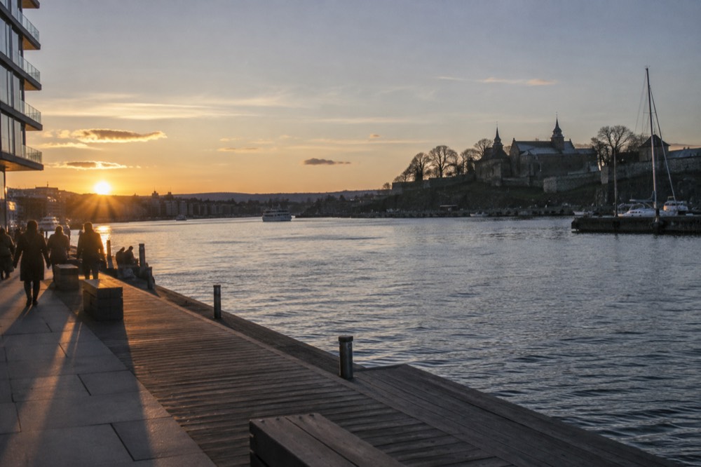 View across Pipervika bay toward the Akershus Fortress at dusk