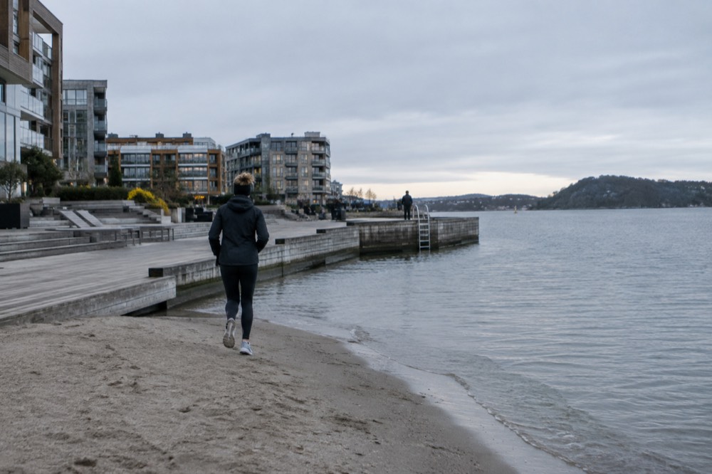 Small sandy beach with sun deck facing the Oslofjord at Tjuvholmen