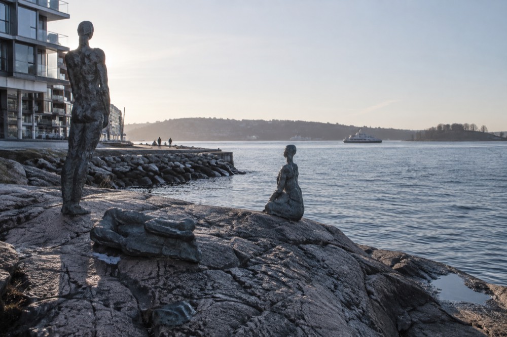 Sculptures on rocks facing open water at the Tjuvholmen sculpture park