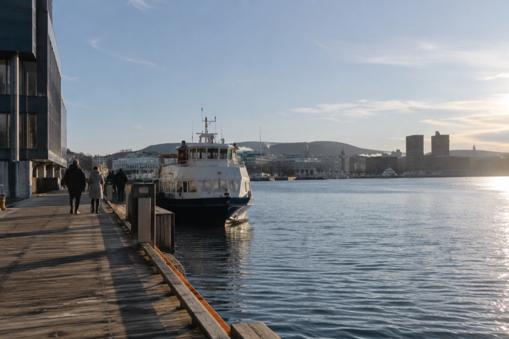 A small passenger ferry at a wooden pier in the Oslofjord