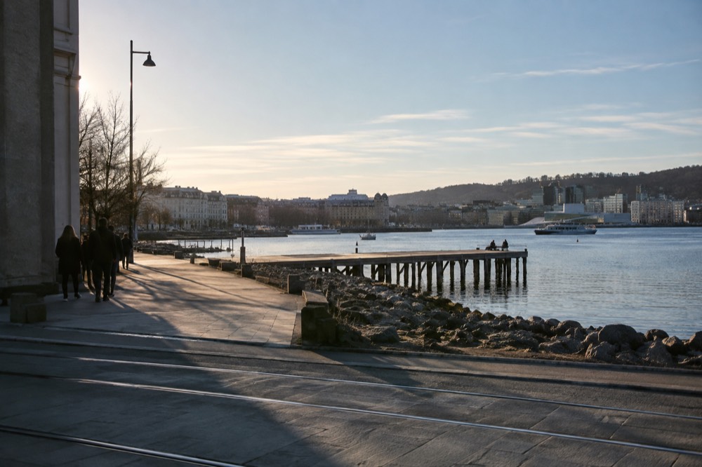 Rocky shoreline with clear water and a wooden jetty on the Oslofjord