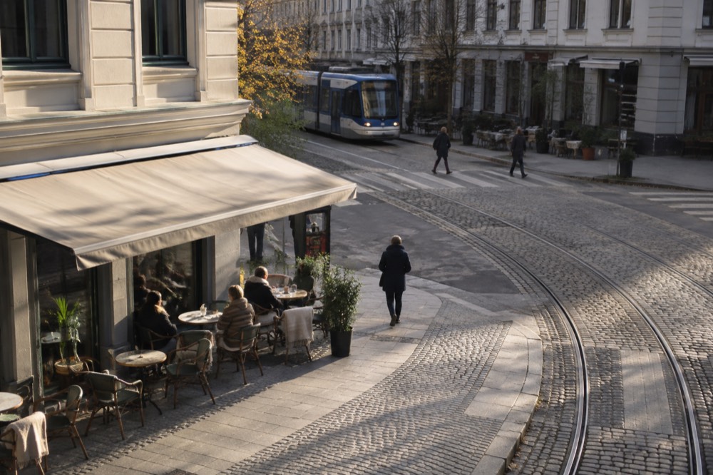 Outdoor cafe tables on a Grünerløkka street corner